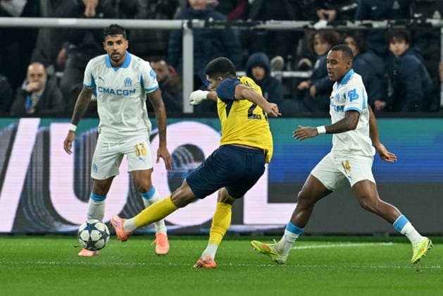 251209 Royale Union Saint-Gilloise vs Marseille Anan Khalaili (25) of Union scores the 1-0 goal past defending Igor Paixao (14) of Marseille during the Uefa Champions League sixth matchday in the League phase game in season 2025 - 2026 between Royale Union Saint-Gilloise and Olympique de Marseille on December 9 , 2025 in Anderlecht, Belgium. (Photo by David Catry isosport) Anderlecht Belgium  Copyright: xDavidxCatryx 20251209DC2_2789