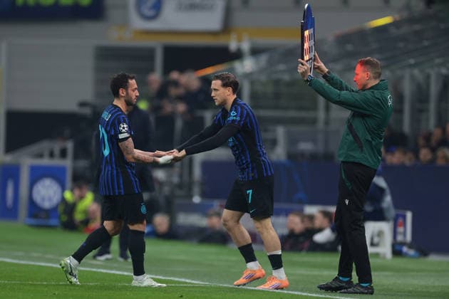 Milan, Italy, 9th December 2025. Hakan Calhanoglu of FC Internazionale reacts as he is substituted due to injury in the Internazionale vs Liverpool UEFA Champions League match at Giuseppe Meazza, Milan. Picture credit should read: Jonathan Moscrop Sportimage EDITORIAL USE ONLY. No use with unauthorised audio, video, data, fixture lists, club league logos or live services. Online in-match use limited to 120 images, no video emulation. No use in betting, games or single club league player publications. SPI_018_JM_INTER_LIVERPOOL_UCL SPI-4324-0018