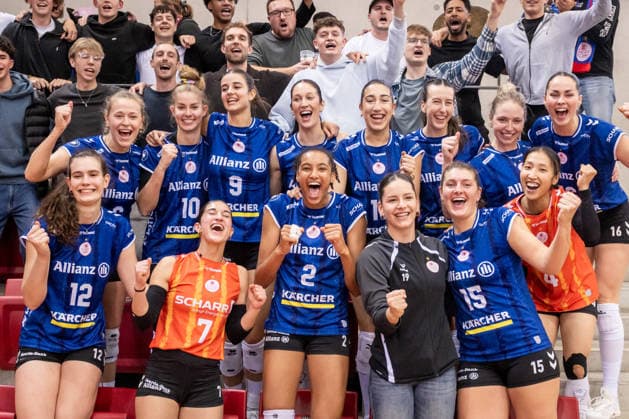 Team des MTV Stuttgart - Jubel mit Fans GER, Allianz MTV Stuttgart - SSC Palmberg Schwerin, Volleyball Bundesliga, VBL, DVV-Pokal: Halbfinale, Spielzeit 2025 2026, 09.12.2025 GER, Allianz MTV Stuttgart - SSC Palmberg Schwerin, Volleyball Bundesliga, VBL, DVV-Pokal: Halbfinale, Spielzeit 2025 2026, 09.12.2025 Stuttgart Copyright: xSandyxDinkelackerx EP_SDR