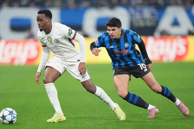 Chelsea s Jamie Gittens fights for the ball with Atalanta s Raoul Bellanova during the Uefa Champions League soccer match between Atalanta and Chelsea at the New Balance Arena in Bergamo , north Italy - Wednesday , December 9 , 2025. - Soccer .  Copyright: xSpada LaPressex