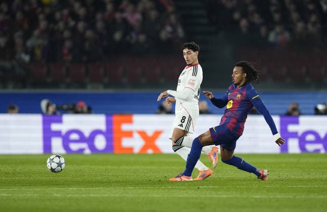 09.12.2025, xslx, Fussball UEFA Champions League, FC Barcelona, Barca - Eintracht Frankfurt v.l. Fares Chaibi (Eintracht Frankfurt), Jules Kounde (FC Barcelona) Barcelona