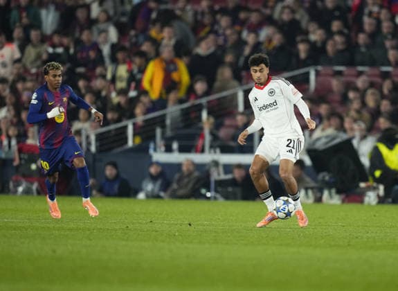 09.12.2025, xslx, Fussball UEFA Champions League, FC Barcelona, Barca - Eintracht Frankfurt v.l. Lamine Yamal (FC Barcelona), Nathaniel Brown (Eintracht Frankfurt) Barcelona