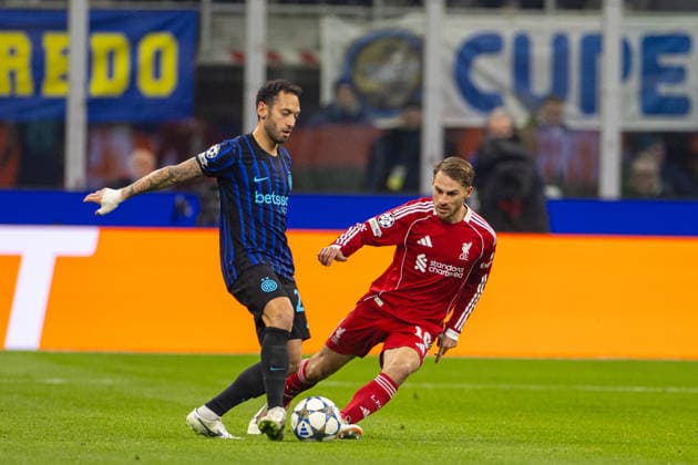 Football - UEFA Champions League - League Phase - Internazionale Milano v Liverpool FC MILAN, ITALY - Tuesday, December 9, 2025: Liverpool s Alexis Mac Allister (R) and Internazionale Milano s Hakan Calhanoglu during the UEFA Champions League game between Internazionale Milano and Liverpool FC at the Stadio San Siro. (Photo by David Rawcliffe Propaganda) ITALY Stadio San Siro LOMBARDY ITALY  Copyright: xDavidxRawcliffex P2025-12-09-Inter_Liverpool-10