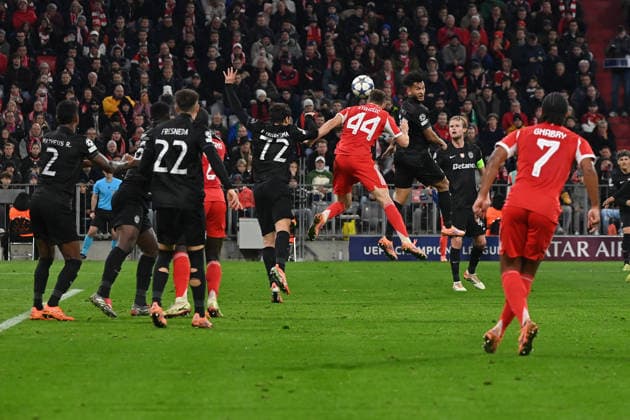 09.12.2025, xjrdrx, Fussball UEFA Champions League, FC Bayern Muenchen - Sporting Lissabon v.l. Eduardo Quaresma (Sporting Lissabon) Josip Stanisic (FC Bayern Muenchen) Zweikampf, Aktion, action, battle for the ball (DFL DFB REGULATIONS PROHIBIT ANY USE OF PHOTOGRAPHS as IMAGE SEQUENCES and or QUASI-VIDEO) Muenchen