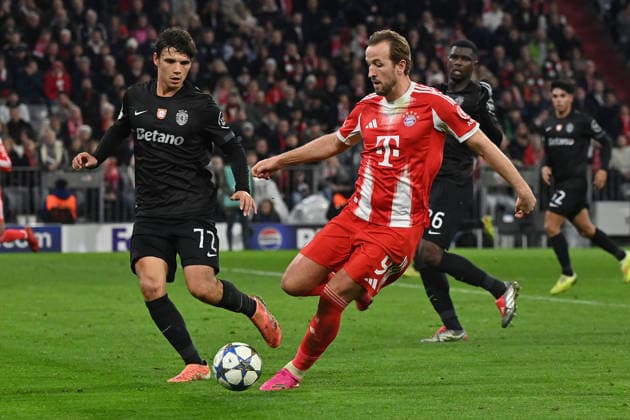 09.12.2025, xjrdrx, Fussball UEFA Champions League, FC Bayern Muenchen - Sporting Lissabon v.l. Eduardo Quaresma (Sporting Lissabon) Harry Kane (FC Bayern Muenchen) Zweikampf, Aktion, action, battle for the ball (DFL DFB REGULATIONS PROHIBIT ANY USE OF PHOTOGRAPHS as IMAGE SEQUENCES and or QUASI-VIDEO) Muenchen