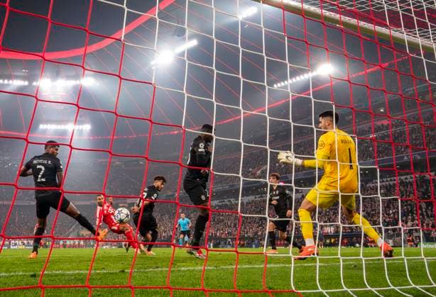 09.12.2025, Fussball UEFA Championsleague 2025 2026: Vorrunde 6.Spieltag, FC Bayern München - Sporting Lissabon, in der Allianz-Arena München. 3:1 von Jonathan Tah (FC Bayern München) gegen Torwart Rui Silva (Sporting Lissabon)