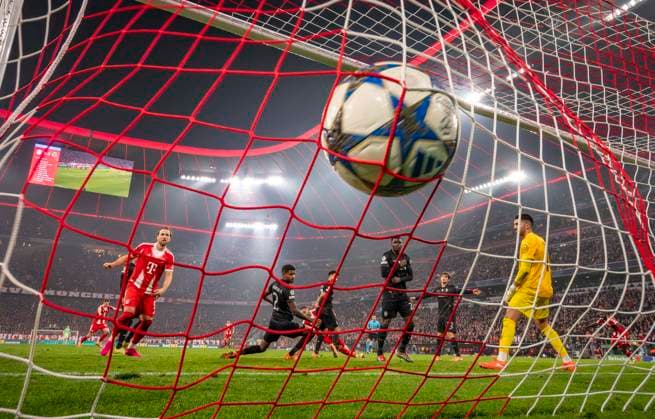 09.12.2025, Fussball UEFA Championsleague 2025 2026: Vorrunde 6.Spieltag, FC Bayern München - Sporting Lissabon, in der Allianz-Arena München. 3:1 von Jonathan Tah (FC Bayern München) gegen Torwart Rui Silva (Sporting Lissabon)