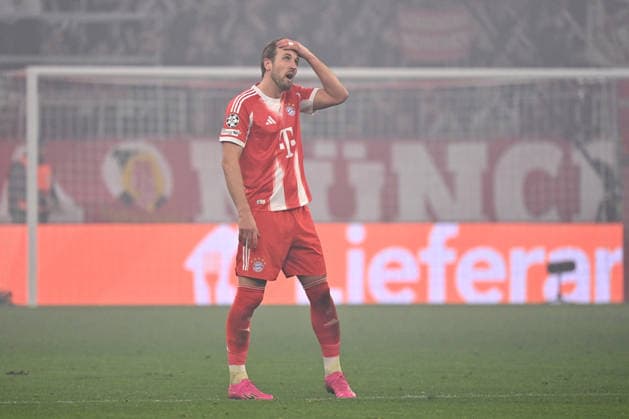 09.12.2025, xjrdrx, Fussball UEFA Champions League, FC Bayern Muenchen - Sporting Lissabon v.l. Harry Kane (FC Bayern Muenchen) im Rauch Nebel der Pyrotechnik (DFL DFB REGULATIONS PROHIBIT ANY USE OF PHOTOGRAPHS as IMAGE SEQUENCES and or QUASI-VIDEO) Muenchen
