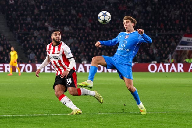 2025-12-09 PSV Eindhoven v Atletico Madrid - UEFA Champions League 2025 26 League Phase MD6 EINDHOVEN, NETHERLANDS - DECEMBER 9: Pablo Barrios of Atletico Madrid battles for possession with Ismael Saibari of PSV Eindhoven during the UEFA Champions League 2025 26 League Phase MD6 match between PSV Eindhoven and Atletico Madrid at Phillips Stadion on December 9, 2025 in Eindhoven, Netherlands. Eindhoven Phillips Stadion Netherlands Content not available for redistribution in The Netherlands directly or indirectly through any third parties. Copyright: xBenxGalx