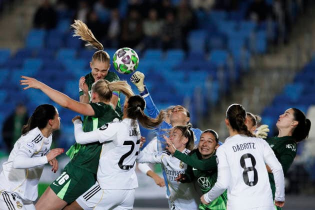 UEFA Women s Champions League - Real Madrid vs VfL Wolfsburg MADRID, SPAIN -December 9:Janina Minge of Wolfsburg and Misa of Real Madrid in action during the UEFA Women s Champions League match between Real Madrid and VfL Wolfsburg at Alfredo Di Stefano stadium in Madrid.(Photo by Guillermo Martinez f22photo) Madrid Alfredo Di Stefano Stadium Spain Copyright: xGuillermoxMartinezx