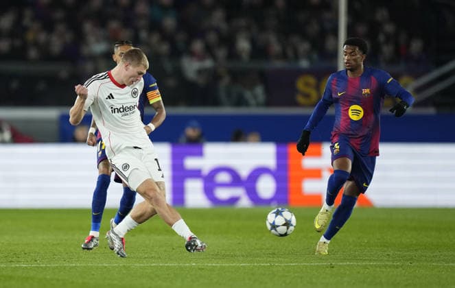 09.12.2025, xslx, Fussball UEFA Champions League, FC Barcelona, Barca - Eintracht Frankfurt v.l. Raphinha (FC Barcelona), Rasmus Kristensen (Eintracht Frankfurt), Alejandro Balde (FC Barcelona) Barcelona