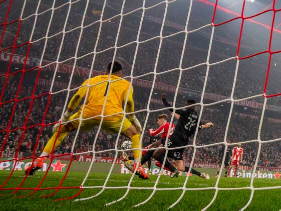 09.12.2025, Fussball UEFA Championsleague 2025 2026: Vorrunde 6.Spieltag, FC Bayern München - Sporting Lissabon, in der Allianz-Arena München. Lennart Karl (FC Bayern München) trifft zum 2:1 gegen Torwart Rui Silva (Sporting Lissabon)