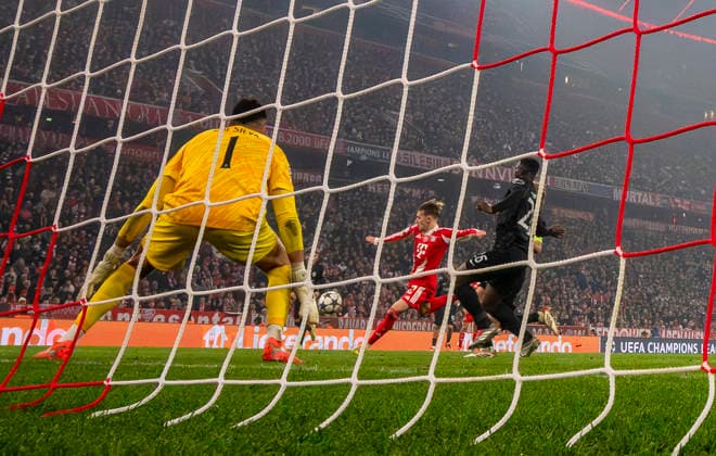 09.12.2025, Fussball UEFA Championsleague 2025 2026: Vorrunde 6.Spieltag, FC Bayern München - Sporting Lissabon, in der Allianz-Arena München. Lennart Karl (FC Bayern München) trifft zum 2:1 gegen Torwart Rui Silva (Sporting Lissabon)