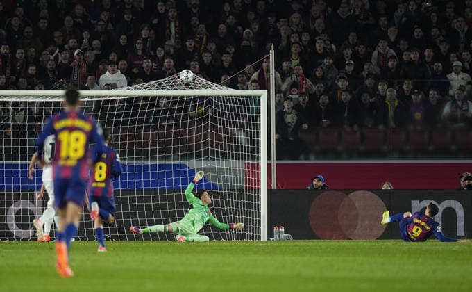 09.12.2025, xslx, Fussball UEFA Champions League, FC Barcelona, Barca - Eintracht Frankfurt v.l. Michael Zetterer (Eintracht Frankfurt),Robert Lewandowski (FC Barcelona) Goal scored, erzielt das Tor zum ABSEITS Barcelona