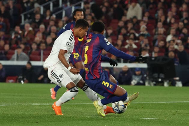 FBL-SPA CL FC Barcelona, Barca - Eintracht Frankfurt Ansgar Knauff (Eintracht Frankfurt) scored 0:1 goal, Alejandro Balde (FC Barcelona) during the Champions League phase Matchday 6 football match between FC Barcelona - Eintracht Frankfurt an Camp Nou Barcelona, on December 09, 2025. Copyright: JoaquimxFerreira