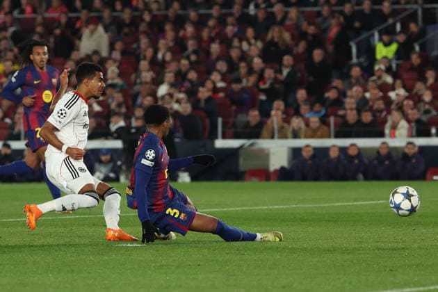 FBL-SPA CL FC Barcelona, Barca - Eintracht Frankfurt Ansgar Knauff (Eintracht Frankfurt) scored 0:1 goal, Alejandro Balde (FC Barcelona) during the Champions League phase Matchday 6 football match between FC Barcelona - Eintracht Frankfurt an Camp Nou Barcelona, on December 09, 2025. Copyright: JoaquimxFerreira