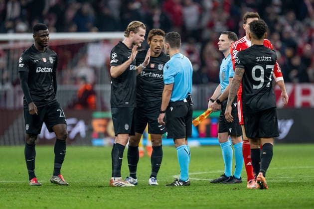 Morten Hjulmand (Sporting Lissabon, 42) und Hidemasa Morita (Sporting Lissabon, 5) diskutieren mit Nicholas Walsh (Schiedsrichter Referee, Schottland Scotland) nach Spielende, rechts Luis Suarez (Sporting Lissabon, 97) und Leon Goretzka (FC Bayern Muenchen, 8) GER, FC Bayern Muenchen vs. Sporting Lissabon SCP, Fussball, Champions League, Ligaphase 6. Spieltag, Saison 2025 2026, 09.12.2025. (DFL DFB REGULATIONS PROHIBIT ANY USE OF PHOTOGRAPHS as IMAGE SEQUENCES and or QUASI-VIDEO). GER, FC Bayern Muenchen vs. Sporting Lissabon SCP, Fussball, Champions League, Ligaphase 6. Spieltag, Saison 2025 2026, 09.12.2025. Muenchen Copyright: xEibner-Pressefoto HeikexFeinerx EP_HFR