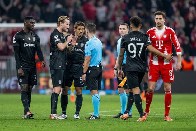 Morten Hjulmand (Sporting Lissabon, 42) und Hidemasa Morita (Sporting Lissabon, 5) diskutieren mit Nicholas Walsh (Schiedsrichter Referee, Schottland Scotland) nach Spielende, rechts Luis Suarez (Sporting Lissabon, 97) und Leon Goretzka (FC Bayern Muenchen, 8) GER, FC Bayern Muenchen vs. Sporting Lissabon SCP, Fussball, Champions League, Ligaphase 6. Spieltag, Saison 2025 2026, 09.12.2025. (DFL DFB REGULATIONS PROHIBIT ANY USE OF PHOTOGRAPHS as IMAGE SEQUENCES and or QUASI-VIDEO). GER, FC Bayern Muenchen vs. Sporting Lissabon SCP, Fussball, Champions League, Ligaphase 6. Spieltag, Saison 2025 2026, 09.12.2025. Muenchen Copyright: xEibner-Pressefoto HeikexFeinerx EP_HFR