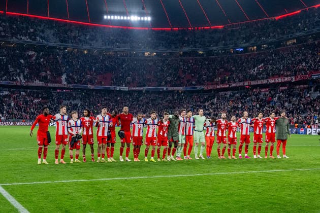 Die Muenchner feiern den Sieg vor der Fankurve GER, FC Bayern Muenchen vs. Sporting Lissabon SCP, Fussball, Champions League, Ligaphase 6. Spieltag, Saison 2025 2026, 09.12.2025. (DFL DFB REGULATIONS PROHIBIT ANY USE OF PHOTOGRAPHS as IMAGE SEQUENCES and or QUASI-VIDEO). GER, FC Bayern Muenchen vs. Sporting Lissabon SCP, Fussball, Champions League, Ligaphase 6. Spieltag, Saison 2025 2026, 09.12.2025. Muenchen Copyright: xEibner-Pressefoto HeikexFeinerx EP_HFR