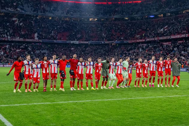 Die Muenchner feiern den Sieg vor der Fankurve GER, FC Bayern Muenchen vs. Sporting Lissabon SCP, Fussball, Champions League, Ligaphase 6. Spieltag, Saison 2025 2026, 09.12.2025. (DFL DFB REGULATIONS PROHIBIT ANY USE OF PHOTOGRAPHS as IMAGE SEQUENCES and or QUASI-VIDEO). GER, FC Bayern Muenchen vs. Sporting Lissabon SCP, Fussball, Champions League, Ligaphase 6. Spieltag, Saison 2025 2026, 09.12.2025. Muenchen Copyright: xEibner-Pressefoto HeikexFeinerx EP_HFR