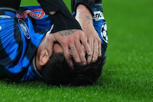 Atalanta s Raoul Bellanova injured during the Uefa Champions League soccer match between Atalanta and Chelsea at the New Balance Arena in Bergamo , north Italy - Wednesday , December 9 , 2025. - Soccer .  Copyright: xSpada LaPressex
