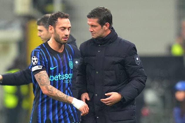 Inter Milan s Hakan Calhanoglu , Inter Milan™s head coach Cristian Chivu during the Uefa Champions League soccer match between Inter and Liverpool at the San Siro Stadium in Milan , north Italy - Tuesday , December 09 , 2025. - Soccer .  Copyright: xSpada LaPressex