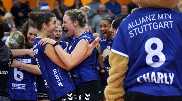 BAU 09.12.2025 Stuttgart Volleyball Allianz MTV Stuttgart vs. SSC Palmberg Schwerin, v.l. Anna Koulberg und Eleanor Joce Holthaus (Stuttgart) jubeln