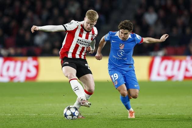 EINDHOVEN , 09-12-2025 , Philips Stadium , season 2025 2026 , Champions League football, League phase , Matchday 6 , match between PSV and Atletico Madrid , picture shows PSV player Jerdy Schouten and Atletico Madrid player Julian Alvarez PSV - Atletico Madrid  x200083021x Copyright: