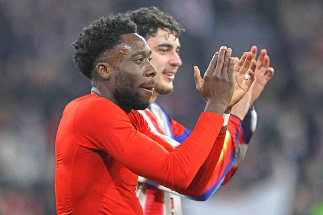 19 Alphonso Davies und 45 Aleksandar Pavlovic (FCB) jubeln am Spielende, Porträt, Portrait, Fussball FC Bayern München - Sporting Lissabon UEFA Champions League 09.12.2025 Allianz Arena FOTO: Mladen Lackovic LakoPress