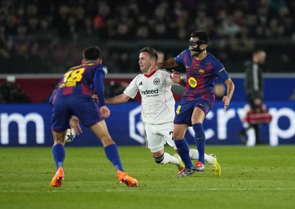 09.12.2025, xslx, Fussball UEFA Champions League, FC Barcelona, Barca - Eintracht Frankfurt v.l. Gerard Martin (FC Barcelona), Mario Götze Goetze (Eintracht Frankfurt), Eric Garcia (FC Barcelona) Barcelona