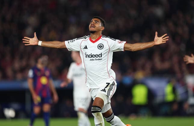 09.12.2025, Fussball UEFA Champions League, FC Barcelona, Barca - Eintracht Frankfurt, v.l., Torjubel zum 0:1 durch Ansgar Knauff (Eintracht Frankfurt), Goal celebration, celebrate the goal DFL DFB REGULATIONS PROHIBIT ANY USE OF PHOTOGRAPHS AS IMAGE SEQUENCES AND OR QUASI-VIDEO. xdcx Copyright: HMBxMedia Claus