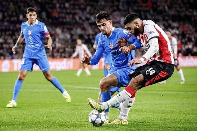 EINDHOVEN - (l-r) Marc Pubill of Atletico Madrid and Ismael Saibari of PSV Eindhoven during the UEFA Champions League match between PSV Eindhoven and AtlÃ tico Madrid at the Phillips Stadium on December 9, 2025, in Eindhoven, Netherlands. ANP SEM VAN DER WAL UEFA Champions League matchday 6 2025-2026 xVIxANPxSportx xxANPxIVx 544419878 originalFilename: 544419878.jpg