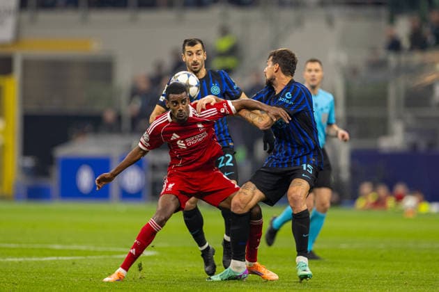 Football - UEFA Champions League - League Phase - Internazionale Milano v Liverpool FC MILAN, ITALY - Tuesday, December 9, 2025: Liverpool s Alexander Isak is challenged by Internazionale Milano s Francesco Acerbi during the UEFA Champions League game between Internazionale Milano and Liverpool FC at the Stadio San Siro. (Photo by David Rawcliffe Propaganda) ITALY Stadio San Siro LOMBARDY ITALY  Copyright: xDavidxRawcliffex P2025-12-09-Inter_Liverpool-22