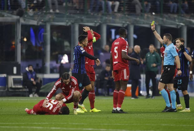 CALCIO - UEFA Champions League - Inter - FC Internazionale vs Liverpool FC Referee showing a yellow card to Lautaro Martinez of FC Inter during the Uefa Champions League,, 2025 26 season, football match between Inter FC and FC Liverpool, on 09 December 2025 at â?? Giuseppe Meazza Stadium, San Siro, Milan, Italy. Photo Nderim KACELI Milano Italy  Copyright: xIPAxSport ABACAx
