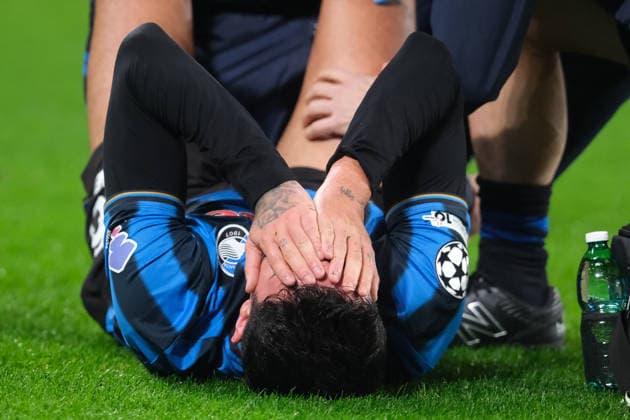 CALCIO - UEFA Champions League - Atalanta BC vs Chelsea FC Raoul Bellanova of Atalanta BC 1907 is injured during the UEFA Champions League 2025 2026, League Phase MD6 football match between Atalanta BC and Chelsea Football Club at New Balance Arena on December 6, 2025, Bergamo, Italy. Bergamo Italy  Copyright: xIPAxSport ABACAx