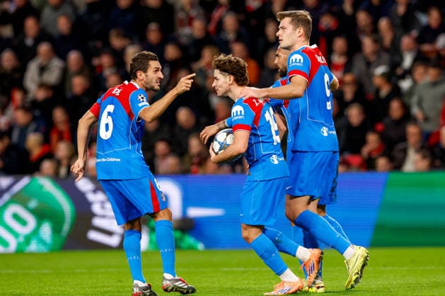 2025-12-09 PSV Eindhoven v Atletico Madrid - UEFA Champions League 2025 26 League Phase MD6 EINDHOVEN, NETHERLANDS - DECEMBER 9: Julian Alvarez of Atletico Madrid celebrates with teammates after scoring his teams first goal during the UEFA Champions League 2025 26 League Phase MD6 match between PSV Eindhoven and Atletico Madrid at Phillips Stadion on December 9, 2025 in Eindhoven, Netherlands. Eindhoven Phillips Stadion Netherlands Content not available for redistribution in The Netherlands directly or indirectly through any third parties. Copyright: xBenxGalx