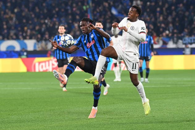 Jamie Gittens (Chelsea Fc) in action on Odilon Kossounou (Atalanta Bc) during Atalanta BC vs Chelsea FC, UEFA Champions League football match in Bergamo, Italy, December 09 2025  Copyright: xGianlucaxRicci IPAxSportx xipa-agency.netx xx IPA_68961640 IPA_Agency_IPA68961640