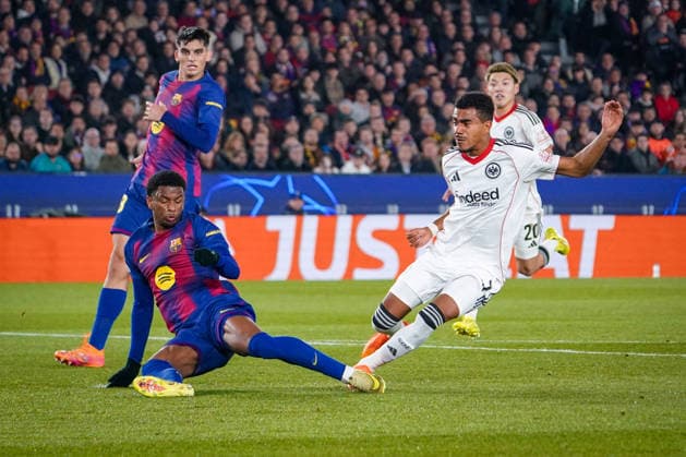 Fussball UEFA Champions League 2025 26, 6. Spieltag - FC Barcelona, Barca vs Eintracht Frankfurt - Camp Nou (Barcelona): Tor und Torjschuss zum 0:1 durch Ansgar Knauff (Eintracht Frankfurt, 7) Freude, Emotionen, Jubel Barcelona Provinz Barcelona Spanien Copyright: xJOERANxSTEINSIEKx