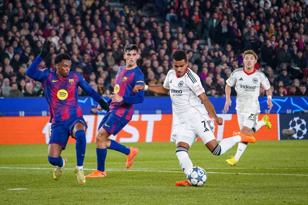 Fussball UEFA Champions League 2025 26, 6. Spieltag - FC Barcelona, Barca vs Eintracht Frankfurt - Camp Nou (Barcelona): Tor und Torjschuss zum 0:1 durch Ansgar Knauff (Eintracht Frankfurt, 7) Freude, Emotionen, Jubel Barcelona Provinz Barcelona Spanien Copyright: xJOERANxSTEINSIEKx