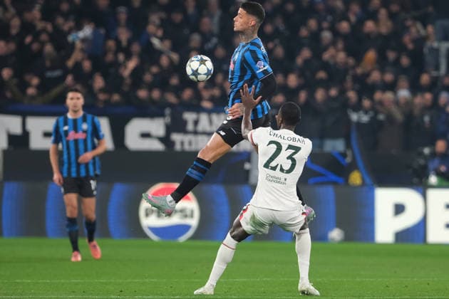 Atalanta BC v Chelsea FC - UEFA Champions League 2025 26 League Phase MD6 Gianluca Scamacca of Atalanta BC 1907 stops the ball during the UEFA Champions League 2025 2026, League Phase MD6 football match between Atalanta BC and Chelsea Football Club at New Balance Arena in Bergamo, Italy, on December 6, 2025. Bergamo Italy Italy  Copyright: xRobertoxTommasinix originalFilename:tommasini-atalanta251209_np00I.jpg
