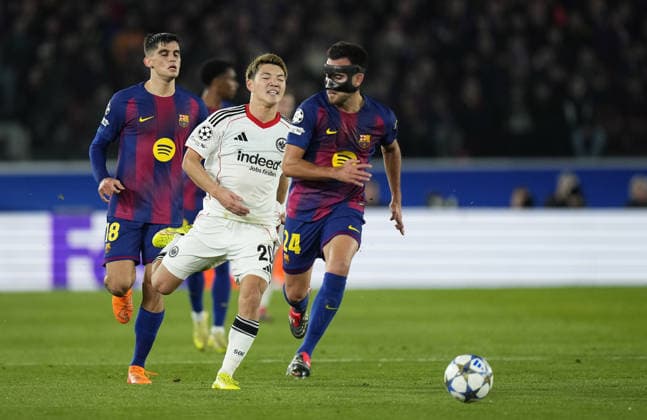 09.12.2025, xslx, Fussball UEFA Champions League, FC Barcelona, Barca - Eintracht Frankfurt v.l. Gerard Martin (FC Barcelona), Ritsu Doan (Eintracht Frankfurt),Eric Garcia (FC Barcelona) Barcelona
