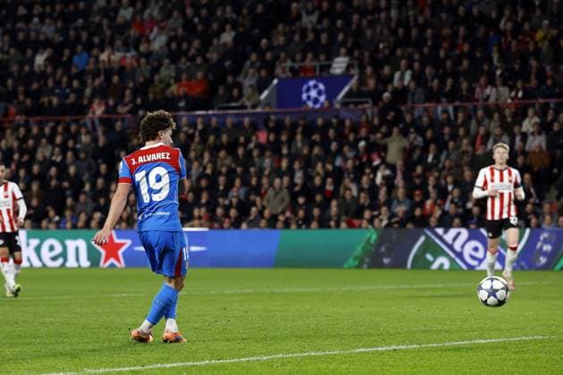 EINDHOVEN - Julian Alvarez of Atletico de Madrid scores the equalizer during the UEFA Champions League match between PSV Eindhoven and AtlÃ tico Madrid at the Phillips Stadium on December 9, 2025, in Eindhoven, Netherlands. ANP MAURICE VAN STEEN UEFA Champions League matchday 6 2025-2026 xVIxANPxSportx xxANPxIVx 544420445 originalFilename: 544420445.jpg