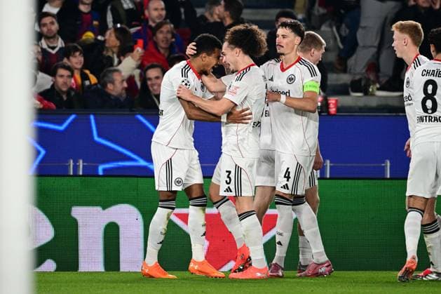 Torjubel zum 0:1 durch Ansgar Knauff 7 (Eintracht Frankfurt), FC Barcelona, Barca vs. Eintracht Frankfurt, Champions League, Gruppenphase, 6.Spieltag, 09.12.2025 Barcelona Katalonien Spanien