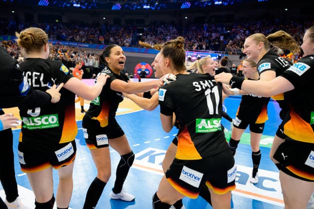 Handball, Frauen WM, Viertelfinale: Deutschland - Brasilien Aimee von Pereira (Deutschland), Xenia Smits (Deutschland), Viola Leuchter (Deutschland) Schlussjubel Schlußjubel Emotion Freude Dortmund Westfalenhalle Nordrhein-Westfalen Deutschland