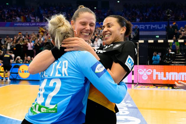 Handball, Frauen WM, Viertelfinale: Deutschland - Brasilien Torhueterin Katharina Filter (Deutschland), Xenia Smits (Deutschland), Aimee von Pereira (Deutschland) Schlussjubel Schlußjubel Emotion Freude Dortmund Westfalenhalle Nordrhein-Westfalen Deutschland
