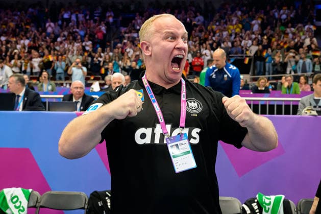 Handball, Frauen WM, Viertelfinale: Deutschland - Brasilien Athletiktrainer Dr. Simon Overkamp (Deutschland) Dortmund Westfalenhalle Nordrhein-Westfalen Deutschland