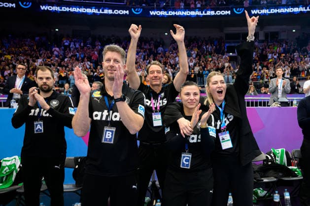 Handball, Frauen WM, Viertelfinale: Deutschland - Brasilien v.li. Co-Trainer Frederick Griesbach (Deutschland), Trainer Markus Gaugisch (Deutschland), Psychologe Michael Kuhn, Torwarttrainerin Jasmina Rebmann-Jankovic (Deutschland), Teammanagerin Anja Althaus Dortmund Westfalenhalle Nordrhein-Westfalen Deutschland