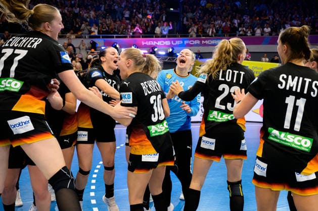 Handball, Frauen WM, Viertelfinale: Deutschland - Brasilien Viola Leuchter (Deutschland), Julia Maidhof (Deutschland), Jenny Behrend (Deutschland), Torhueterin Katharina Filter (Deutschland), Annika Lott (Deutschland), Xenia Smits (Deutschland) Schlussjubel Schlußjubel Emotion Freude Dortmund Westfalenhalle Nordrhein-Westfalen Deutschland