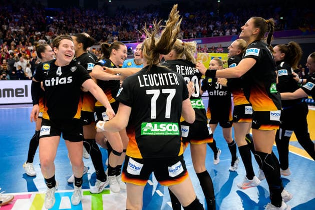 Handball, Frauen WM, Viertelfinale: Deutschland - Brasilien Alina Grijseels (Deutschland), Viola Leuchter (Deutschland), Xenia Smits (Deutschland) Schlussjubel Schlußjubel Emotion Freude Dortmund Westfalenhalle Nordrhein-Westfalen Deutschland