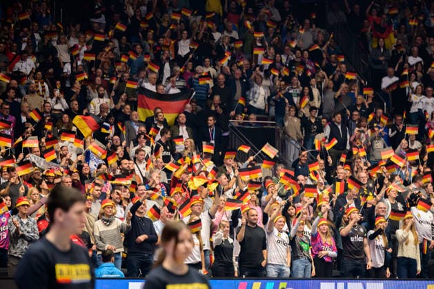 Handball, Frauen WM, Viertelfinale: Deutschland - Brasilien Fankurve Fans Fanblock Zuschauer Dortmund Westfalenhalle Nordrhein-Westfalen Deutschland